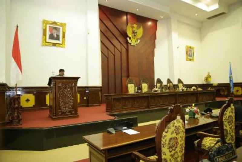 Pj Bupati Rochineng Sampaikan Jawaban PU Fraksi | Bali Tribune